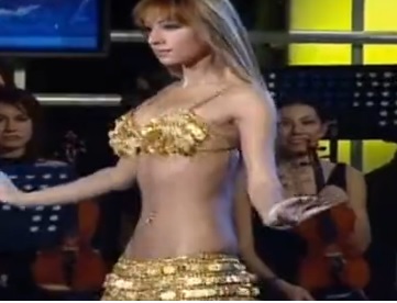 ياله من رقص عربي جميل إنها الفتاة العربية التي ترقص بذلك الرداء الجميل الذهبي اللون الجميل الشكل المتناسق مع جسدها الجميل الجاهز للنيك